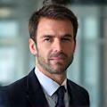 Portrait confiant de Marc Dubois, chef de produit pour un grand tour-opérateur.